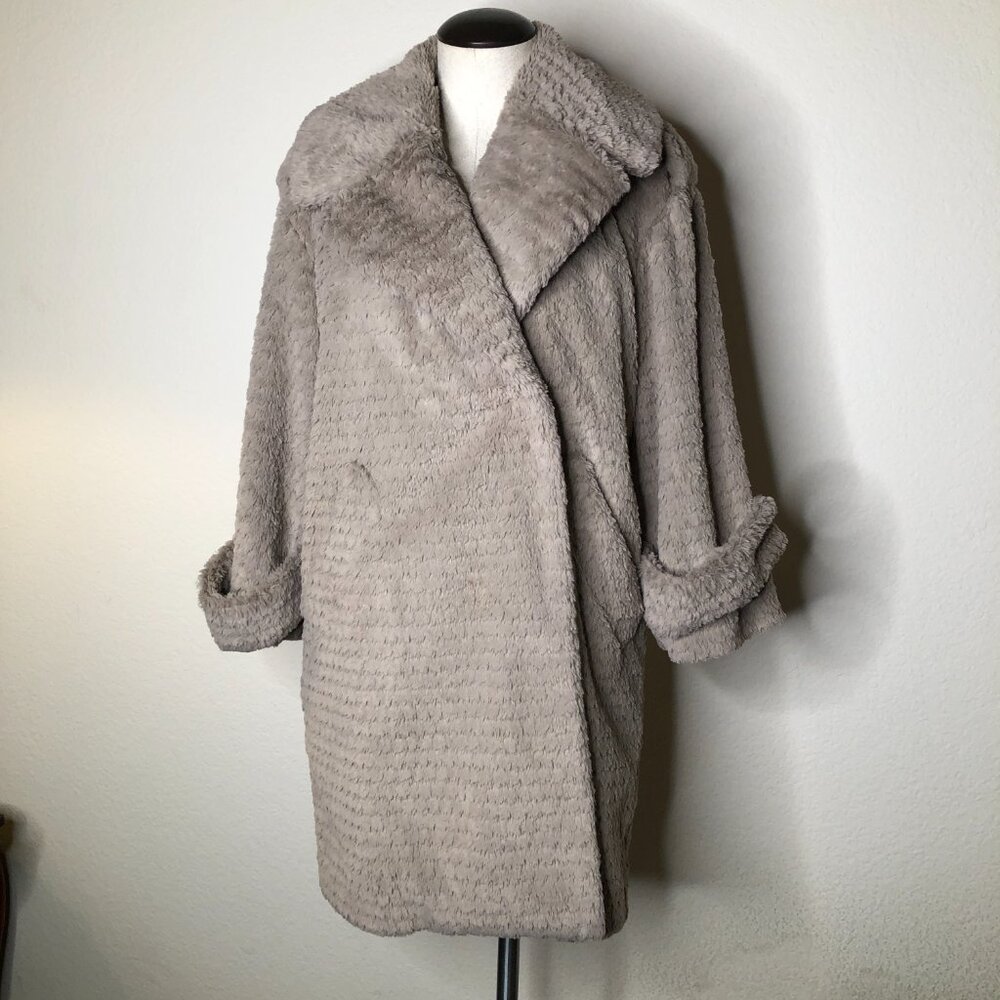 LOVELY, LUXURY "VINCE CAMUTO" FAUX FUR COAT! (Pre-owned)